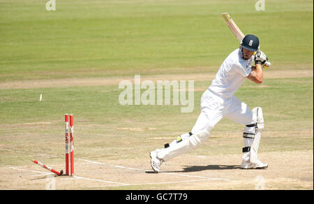 Cricket - erster Test - Südafrika - England - Tag drei - SuperSport Park. Der englische Kevin Pietersen wird beim ersten Test im SuperSport Park, Centurion, Südafrika, von dem südafrikanischen Morne Morkel geduckt. Stockfoto