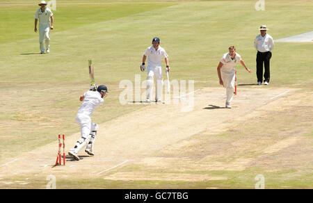 Cricket - erster Test - Südafrika - England - Tag drei - SuperSport Park. Der englische Kevin Pietersen wird beim ersten Test im SuperSport Park, Centurion, Südafrika, von dem südafrikanischen Morne Morkel geduckt. Stockfoto