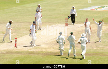 Der englische Kevin Pietersen wird vom südafrikanischen Morne Morkel beim ersten Test im SuperSport Park, Centurion, Südafrika, geleitet. Stockfoto