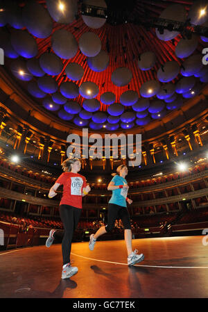 Läufer aus der Royal Albert Hall machen sich auf einer Strecke durch, die für die Veranstaltung geschaffen wurde, die zum 100. Jahrestag des „ersten Indoor-Marathon-Rennens, das jemals in England stattfand“ in der Halle stattfand. Stockfoto