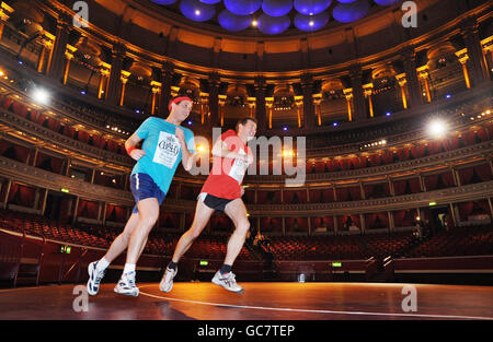 Läufer aus der Royal Albert Hall machen sich auf einer Strecke durch, die für die Veranstaltung geschaffen wurde, die zum 100. Jahrestag des „ersten Indoor-Marathon-Rennens, das jemals in England stattfand“ in der Halle stattfand. Stockfoto