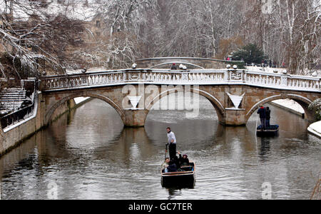 Punters genießen die Winterlandschaft entlang des Flusses Cam in Cambridge, da ein Großteil der Region von starkem Schneefall betroffen ist. Stockfoto