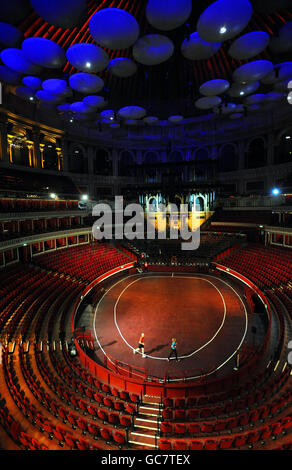 Läufer aus der Royal Albert Hall machen sich auf einer Strecke durch, die für die Veranstaltung geschaffen wurde, die zum 100. Jahrestag des „ersten Indoor-Marathon-Rennens, das jemals in England stattfand“ in der Halle stattfand. Stockfoto