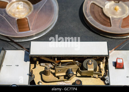 Aufnahme der Band wird in mechanischen Führungen von Rolle zu Rolle Recorder eingefügt. Stockfoto