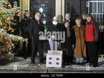 (Von links nach rechts) Peter Brierley, dessen Sohn während der Operation Telic in Kuwait getötet wurde, Carla Ellis, dessen Bruder Private Lee Ellis in Afghnaistan getötet wurde, Jeremy Corbyn MP, Lindsey German von der Stop the war Coalition, Joan Humphries, dessen Enkel Kevin Elliott in Afghanistan getötet wurde, Graham Knight, Dessen Sohn Sgt Ben Knight bei der Afghan-Nimrod-Explosion starb, und Chris Parsons, dessen Sohn im Konflikt verletzt wurde, überreichen eine Petition an die Downing Street 10, in der der Abzug der britischen Truppen aus Afghanistan gefordert wird. Stockfoto