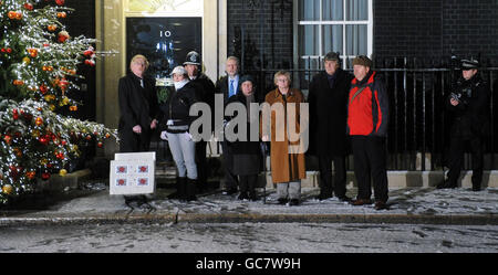 (Von links nach rechts) Peter Brierley, dessen Sohn während der Operation Telic in Kuwait getötet wurde, Carla Ellis, dessen Bruder Private Lee Ellis in Afghnaistan getötet wurde, Jeremy Corbyn MP, Lindsey German von der Stop the war Coalition, Joan Humphries, dessen Enkel Kevin Elliott in Afghanistan getötet wurde, Graham Knight, Dessen Sohn Sgt Ben Knight bei der Afghan-Nimrod-Explosion starb, und Chris Parsons, dessen Sohn im Konflikt verletzt wurde, überreichen eine Petition an die Downing Street 10, in der der Abzug der britischen Truppen aus Afghanistan gefordert wird. Stockfoto