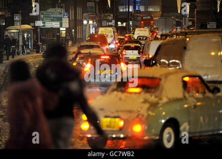 Winterwetter. Schnee verursacht Verkehrsprobleme in Wandsworth, London. Stockfoto