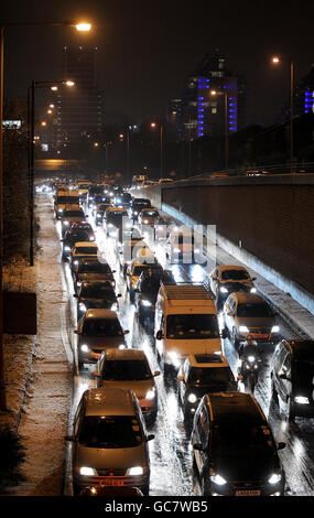 Schnee verursacht Verkehrsprobleme in Wandsworth, London. Stockfoto