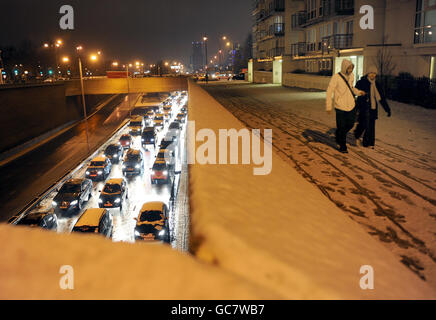 Schnee verursacht Verkehrsprobleme in Wandsworth, London. Stockfoto