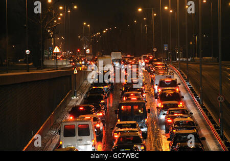 Schnee verursacht Verkehrsprobleme in Wandsworth, London. Stockfoto