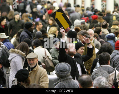 Ein Mitarbeiter leitet die Warteschlange für Eurostar-Passagiere am Bahnhof St Pancras im Zentrum von London, da die Eurostar-Dienste heute nach Tagen der Annullierung aufgrund von schlechtem Wetter wieder aufgenommen werden. Stockfoto