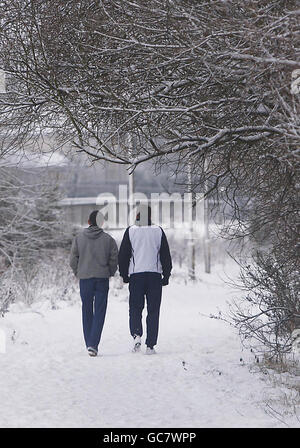 Gesamtansicht der verschneiten Bedingungen in der Nähe von Bathgate in Schottland. Stockfoto