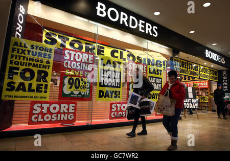 Letzte Tage für Borders Buchhandlung in der Bullring, Birmingham heute. Der Buchhändler mit 45 Geschäften in Großbritannien ist in die Verwaltung gegangen und verkauft den letzten seiner Aktien, teilweise mit einem Rabatt von 90 %. Stockfoto