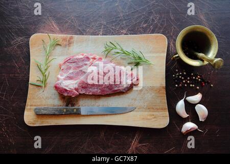 Rohes Frischfleisch Steak mit Zutaten Stockfoto