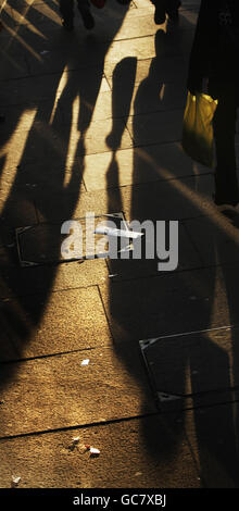 Schnäppchenjäger schlagen die Geschäfte. Verkaufskäufer auf der Buchanan Street in Glasgow. Stockfoto