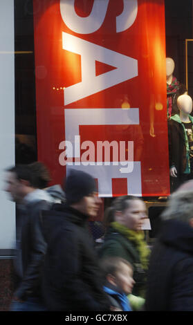 Schnäppchenjäger schlagen die Geschäfte. Verkaufskäufer auf der Buchanan Street in Glasgow. Stockfoto