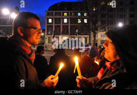 Eine kleine Gruppe von Demonstranten hält eine Kerzenlichtmahnwache für Akmal Shaikh ab, der in China wegen Heroinschmuggels hingerichtet werden soll, vor der chinesischen Botschaft in London. Stockfoto