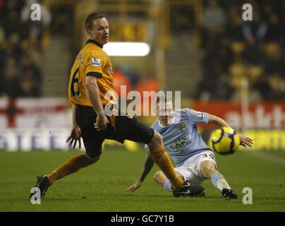 Craig Bellamy von Manchester City (rechts) und Jody Craddock von Wolverhampton Wanderers Kampf um den Ball Stockfoto