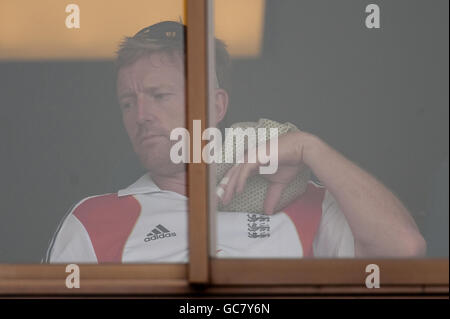 Der Engländer Paul Collingwood sitzt in der Garderobe, nachdem er sich vor dem vierten Tag beim zweiten Test in Kingsmead, Durban, Südafrika, an seinem Finger verletzt hat. Stockfoto
