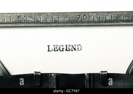 Wort-Legende auf alte Schreibmaschine getippt Stockfoto