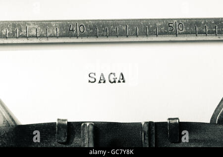 Wort-Saga auf alte Schreibmaschine getippt Stockfoto