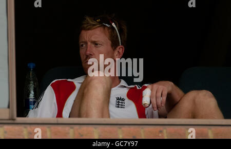Der englische Paul Collingwood sitzt während des zweiten Tests in Kingsmead, Durban, Südafrika, mit einem verletzten Finger in der Garderobe. Stockfoto