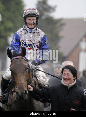 Reve De Sivola und Jockey Daryl Jacob kehren nach dem Sieg im Racing UK Free Today on Sky 432 Challow Novices' Hurdle beim HEROS Charity Challow Hurdle Day auf der Newbury Racecourse, Berkshire zurück. Stockfoto