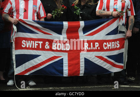 Die Trauernden versammeln sich, um ihre Achtung zu zollen, als drei Leichname, die die Leichen von Lance Corporal Michael Pritchard, 22, des 4. Regiments, Royal Military Police, Lance Corporal Christopher Roney, 23, des 3. Bataillons The Rifles und Lance Corporal Tommy Brown, des Fallschirmregiments enthalten, Werden durch die Straßen von Wootton Bassett während ihrer Rückführung nach Großbritannien getragen. Stockfoto