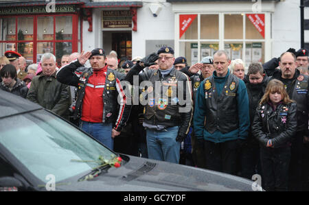 Die Trauernden versammeln sich, um ihre Achtung zu zollen, als drei Leichname, die die Leichen von Lance Corporal Michael Pritchard, 22, des 4. Regiments, Royal Military Police, Lance Corporal Christopher Roney, 23, des 3. Bataillons The Rifles und Lance Corporal Tommy Brown, des Fallschirmregiments enthalten, Werden durch die Straßen von Wootton Bassett während ihrer Rückführung nach Großbritannien getragen. Stockfoto