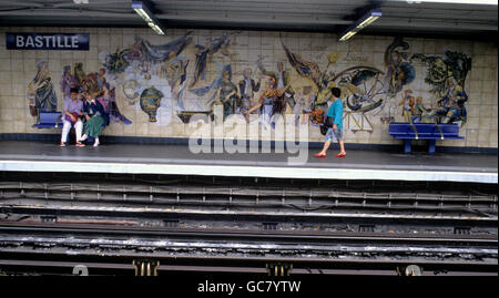 glasierte TileMetro Station Bastille mit seinen historischen Dekorationen Stockfoto