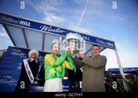 Pferderennen - William Hill Winter Festival 2009 - Erster Tag - Kempton Park Racecourse. Ruby Walsh (l), der Star-Jockey von Kauto, und Trainer Paul Nicholls halten die Trophäe für den Gewinn des William Hill King George VI Chase hoch Stockfoto