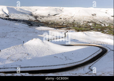 Wanderer genießen einen Silvesterspaziergang auf den Derbyshire Hills in der Nähe von Maltor, wenn das kalte Wetter anhält. Stockfoto