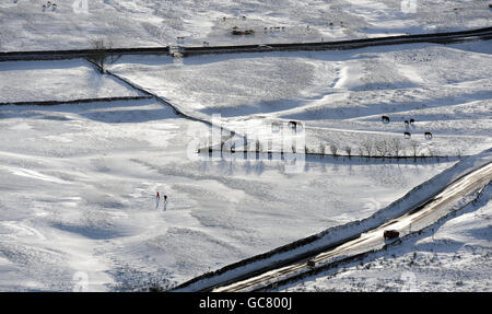 Wanderer genießen einen Silvesterspaziergang auf den Derbyshire Hills in der Nähe von Maltor, wenn das kalte Wetter anhält. Stockfoto