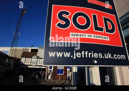 Fußball - FA Cup - Dritte Runde - Portsmouth gegen Coventry City - Fratton Park. Allgemeine Ansicht des „alten“ Schildes eines Immobilienmaklers vor Fratton Park, Portsmouth. Stockfoto