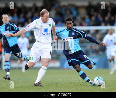 Wycombe die Wanderer Jon-Paul Pittman und Gary Doherty (links) von Norwich City kämpfen während des Coca-Cola Football League One Matches im Adams Park, High Wycombe, um den Ball. Stockfoto