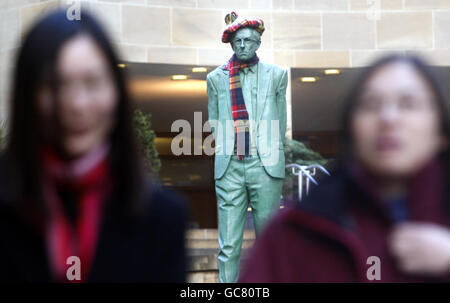 Auf der Buchanan Street in Glasgow ist eine Statue von Donald Dewar, dem ersten schottischen Minister überhaupt, mit einem Tartan-Schal und -Hut abgebildet. Stockfoto