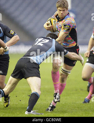 Scott Newlands (rechts) von Edinburgh wird vom Glasgow Warriors' Graeme Morrison während des Spiels der Magners League in Murrayfield, Edinburgh, herausgefordert. Stockfoto