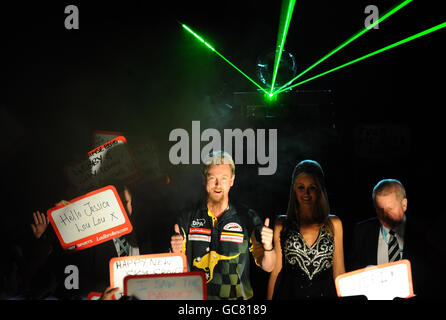 Simon Whitlock kommt für sein Halbfinale gegen Raymond Van Barneveld während der World Darts Championship Ladbrokes.com in Alexandra Palace, London. Stockfoto