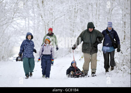 Die Menschen machen ihren Weg durch den Schnee zum Arnos Vale Park in Bristol, da der Schnee schließlich im Südwesten Großbritanniens ankommt, da viele Schulen wegen des verschneiten Wetters für den Tag schließen. Stockfoto