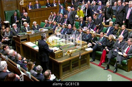 Premierminister Gordon Brown spricht während der Fragen des Premierministers im Unterhaus in London. Stockfoto