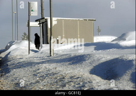 An einer Bushaltestelle in Denshaw bei Oldham driftet der Schnee bis zu zehn Meter hoch, da in den meisten Teilen Großbritanniens weiterhin starker Schneefall besteht. Stockfoto