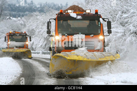 Schneepflüge bei der Arbeit auf der A3 in Hampshire, als eine frische Flut von Schnee über Nacht brachte wieder Elend für Reisende. Stockfoto