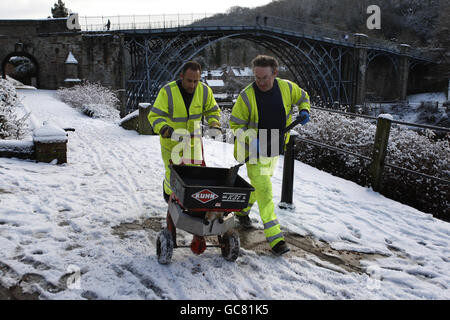 Telford und Wrekin council Workers schroten die Gehwege in Ironbridge, Shropshire, während starker Schneefall in den meisten Teilen des Vereinigten Königreichs andauert. Stockfoto