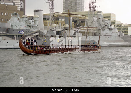 DIE GRIECHISCHE TRIREME OLYMPIAS WIRD AN DER HMS BELFAST IM POOL VON LONDON VORBEIGERUDERT. Stockfoto