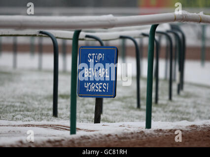 Pferderennen - Southwell Racecourse. Allgemeiner Blick auf ein Schild mit der Aufschrift Stop! Vorsicht Pferde! Auf der Strecke in Southwell Stockfoto