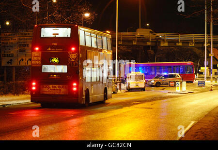 Ein einzelner Decker-Bus blockiert die Einfahrt zum Gallows Corner-Kreisverkehr im Gidea Park, Essex, verursacht durch vereiste Straßen nach einem Tag starken Schnees durch Großbritannien. Stockfoto