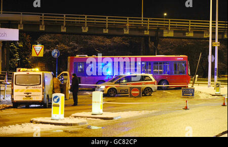 Ein einzelner Decker-Bus blockiert die Einfahrt zum Gallows Corner-Kreisverkehr im Gidea Park, Essex, verursacht durch vereiste Straßen nach einem Tag starken Schnees durch Großbritannien. Stockfoto