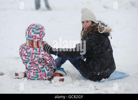 HINWEIS AN EDS: DIE FAMILIE OLIVER HAT DURCH IHREN AGENTEN DARUM GEBETEN, DASS, WENN DIESES BILD VERÖFFENTLICHT WIRD, DAS GESICHT VON DAISY VERPIXELT WIRD. Daisy Boo und Mama Jools Oliver genießen den Schnee auf Primrose Hill im Norden Londons. Stockfoto