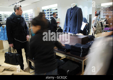 Die +J-Kollektion des Designers Jil Sander wird im Uniqlo Store in der Oxford Street im Zentrum von London verkauft. Stockfoto