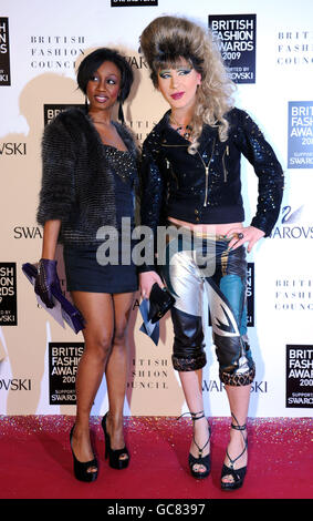 Beverley Knight und Jodie Harsh kommen für die British Fashion Awards an den Royal Courts of Justice, London. Stockfoto